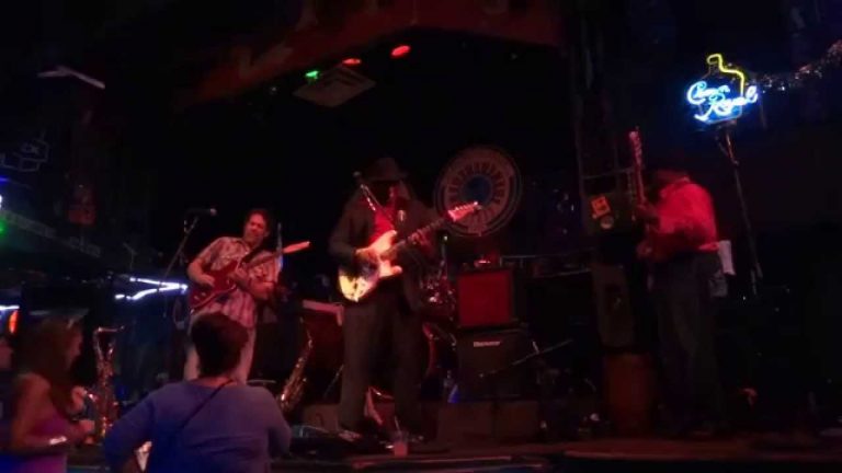 7 Best Nashville Restaurants With Live Music